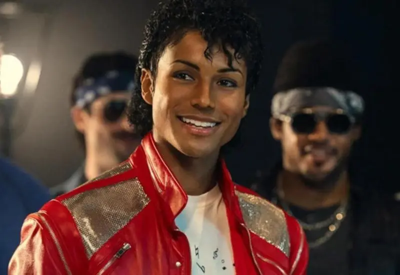 Jaafar Jackson caracterizado como su tío, el Rey del Pop Michael Jackson, para la película biográfica que superó los mil millones en taquilla.