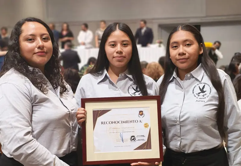 Jóvenes promotores de un amparo contra altas cuotas en la UABJO reciben el premio al Mérito Juvenil por defender la gratuidad educativa.