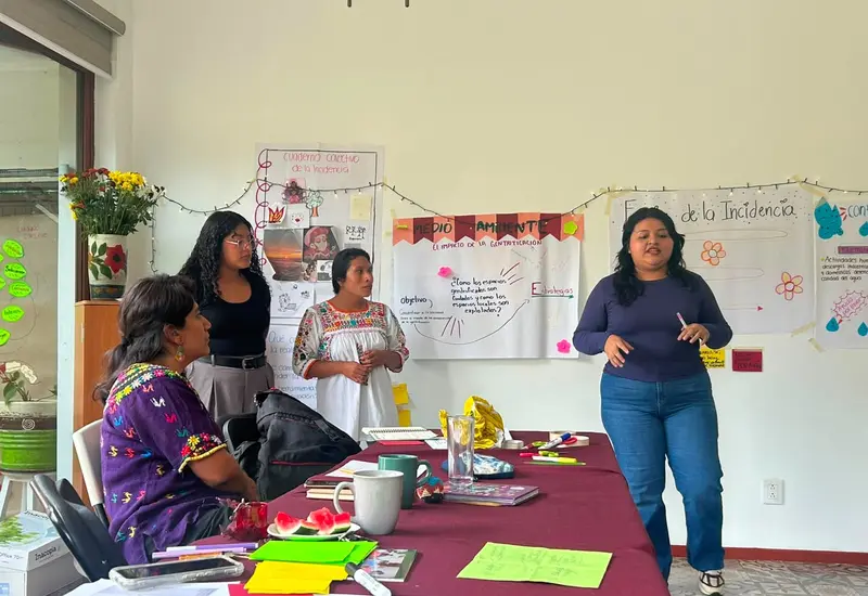 Un grupo de jóvenes participa en una dinámica de reflexión sobre la violencia, desigualdad y falta de oportunidades para fortalecer sus capacidades de transformación social.