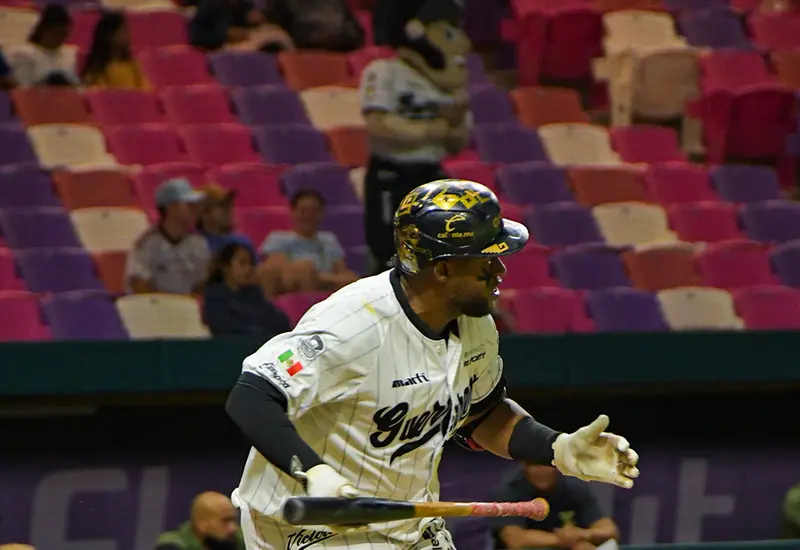 El beisbolista dominicano Juan Santana, líder de jonrones de los Warriors, durante la visita del equipo con sabor a revancha.