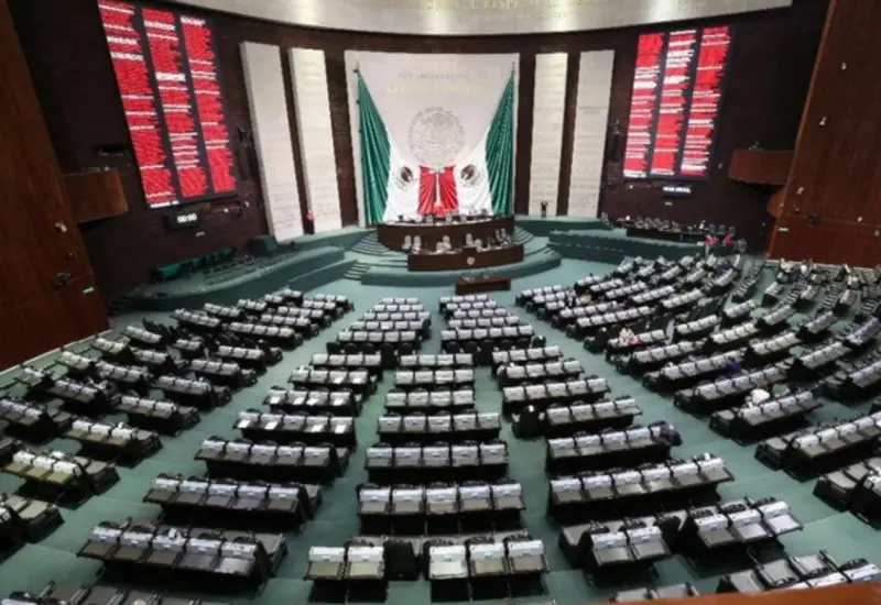 Un grupo de jubilados se manifiesta en la Cámara de Diputados para exigir la restitución de un beneficio económico que les fue retirado.