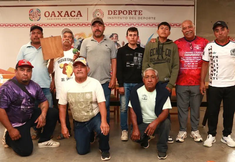 Participantes del tradicional juego de pelota mixteca en Oaxaca compiten en la modalidad de pelota de esponja durante un torneo local.