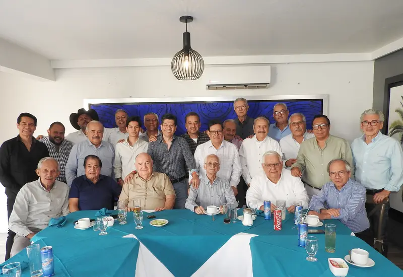 Don Julio Calvo Montesinos celebra su cumpleaños número 95, sentado al centro y sonriendo rodeado del gran cariño de sus amigos.