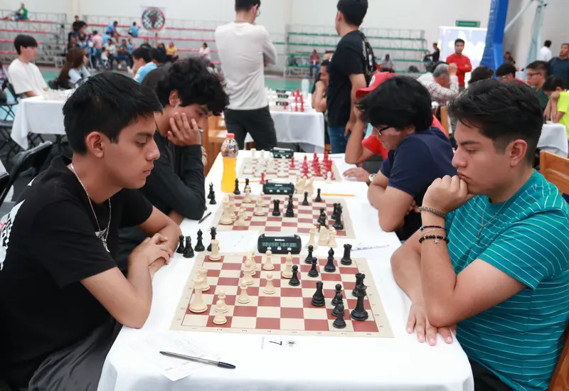El deportista Julio León es fotografiado durante su participación en la Copa Benito Juárez, evento al que también asistió Lupita Montaño.
