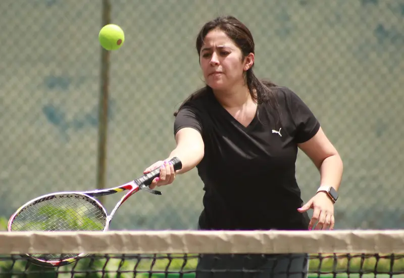 El tenista Julio León concentrado durante su participación en el Torneo de Tenis Lunes del Cerro 2026 en Oaxaca.