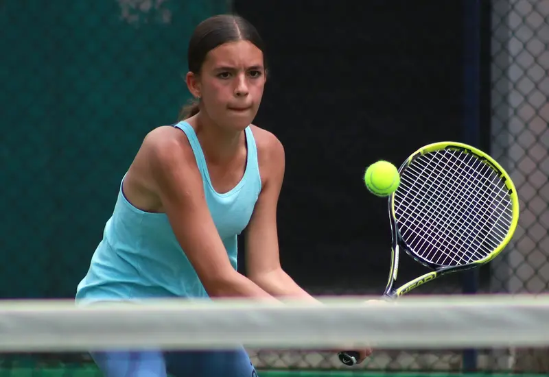 El deportista Julio León captado durante un partido de tenis, continuando con una importante tradición en el deporte blanco.