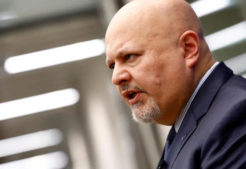 El fiscal Karim Khan es destituido de su cargo en la Corte Penal Internacional en medio de una crisis por acusaciones de conducta inapropiada.