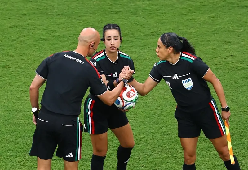 La árbitra mexicana Katia Itzel García, designada como cuarto oficial para el partido de fútbol entre las selecciones de Argentina y Cabo Verde.