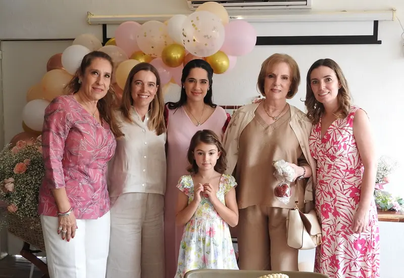 Kylee celebra la próxima llegada de su bebé durante su fiesta de canastilla, acompañada por sus amigas Marlis, Maribel, Carmina y Leire.