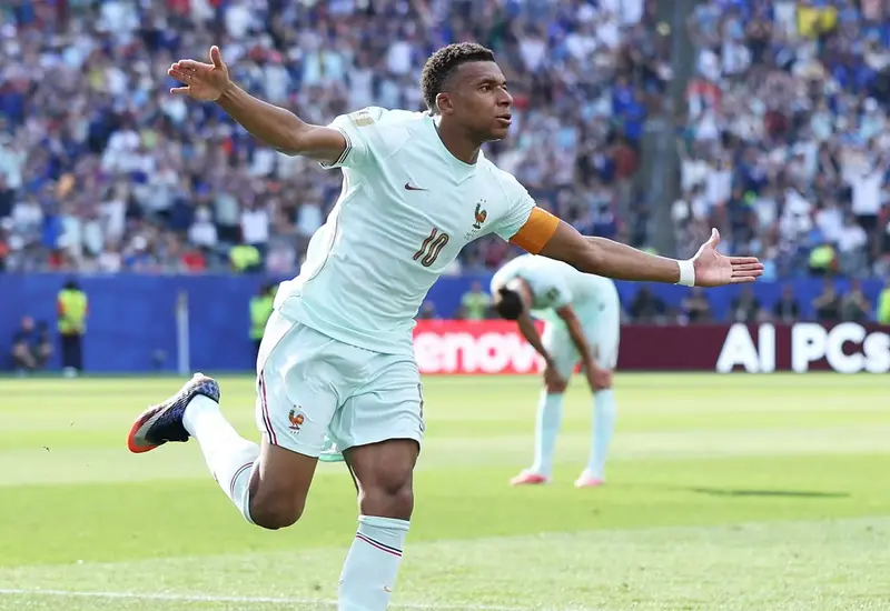 Kylian Mbappé, delantero de la selección de Francia, celebra tras anotar el gol que abrió el marcador en el partido de semifinales.
