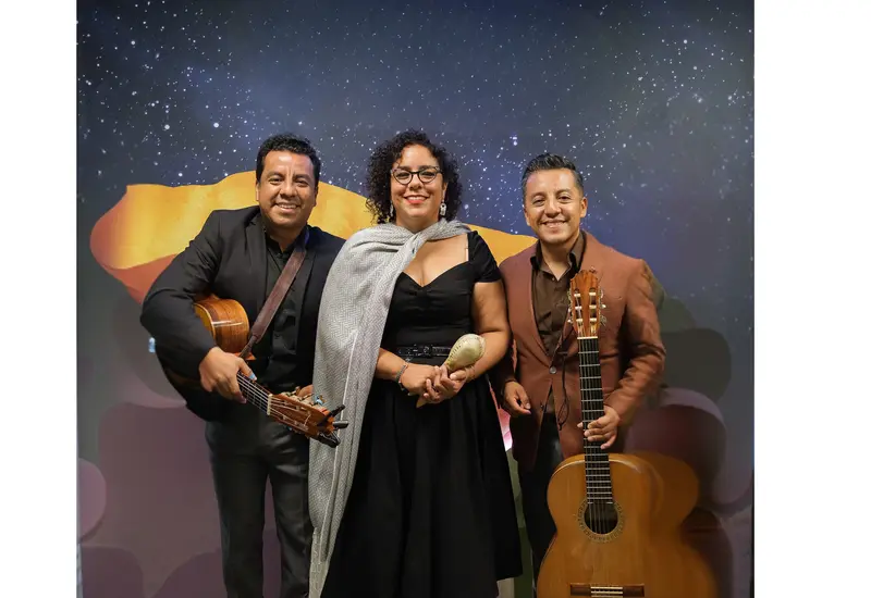 La Marisoul y los hermanos Carlos, Pepe y Roberto, del grupo La Santa Cecilia, quienes ofrecerán una velada bohemia en San Andrés Solaga.