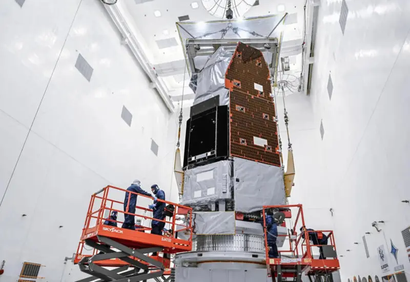 Representación artística del lanzamiento del telescopio espacial Roman de la NASA, que será puesto en órbita a bordo de un cohete Falcon Heavy.