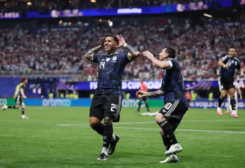 El delantero Lautaro Martínez celebra el gol del triunfo para la selección de Argentina, un paso clave en su búsqueda del bicampeonato.