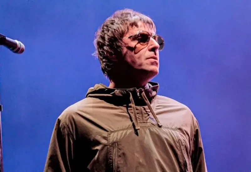 El cantante británico Liam Gallagher gesticula en una fotografía que ilustra su reacción a la afición mexicana antes del Mundial.