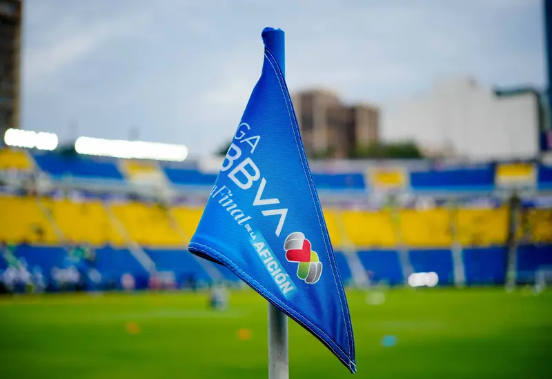 Logotipos de la Liga MX y la Liga de Expansión, representando la noticia sobre la eliminación del sistema de ascenso y descenso en el fútbol mexicano.