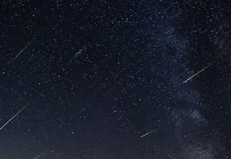 Las estrellas fugaces de la lluvia de meteoros Pegásidas cruzan el cielo nocturno, ofreciendo un espectáculo astronómico durante el mes de julio.