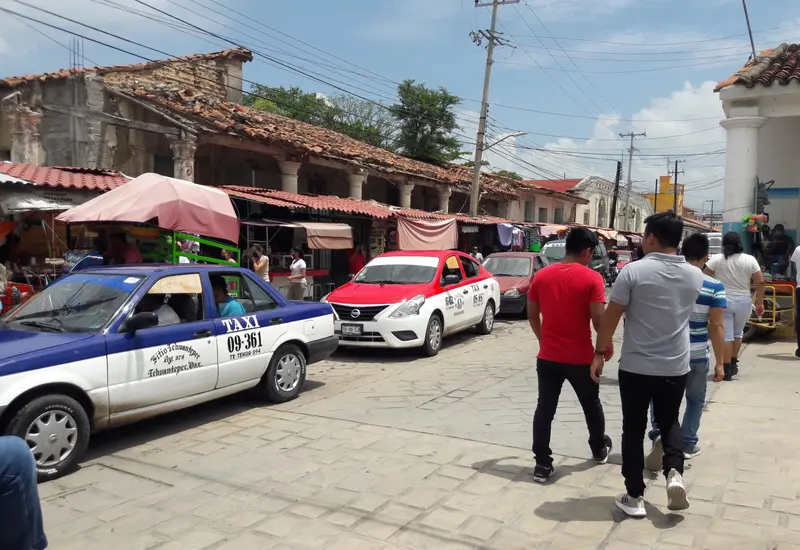 Locatarios del mercado de Tehuantepec esperan un aumento en sus ventas de hasta 20% debido a las celebraciones tradicionales que impulsan la economía.