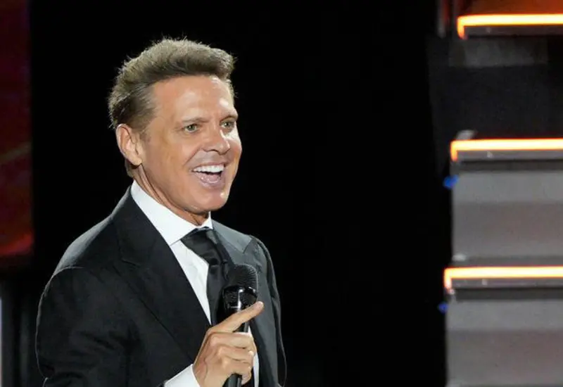 El cantante Luis Miguel llega a la Ciudad de México custodiado por un fuerte operativo de seguridad para su nueva grabación.