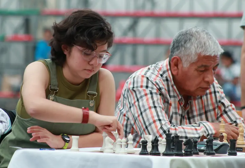 La ajedricista Lupita Montaño es fotografiada durante su asistencia al evento deportivo de la Copa Benito Juárez en Oaxaca.