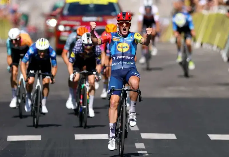 El ciclista danés Mads Pedersen celebra su victoria en la Etapa 4 de la competencia, que tuvo como meta la ciudad de Foix.