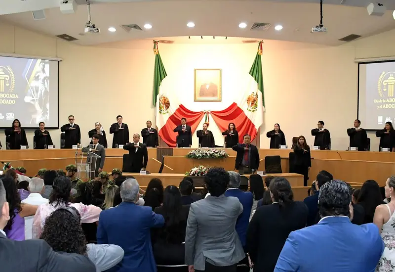 La magistrada Rodríguez Rodríguez durante su discurso, donde enfatizó el compromiso con una justicia accesible y eficaz como pilar de la labor jurídica.