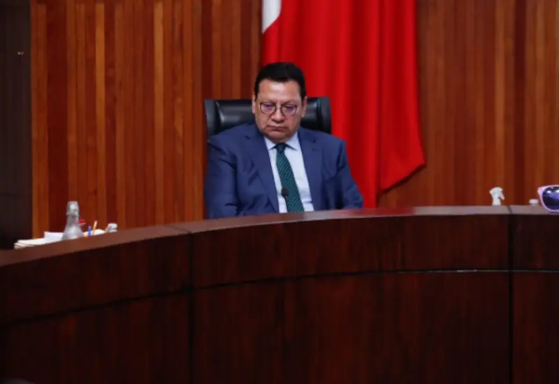 El magistrado del TEPJF, Felipe Fuentes Barrera, en un retrato fotográfico relacionado con su llamado a legislar sobre inteligencia artificial rumbo a 2027.