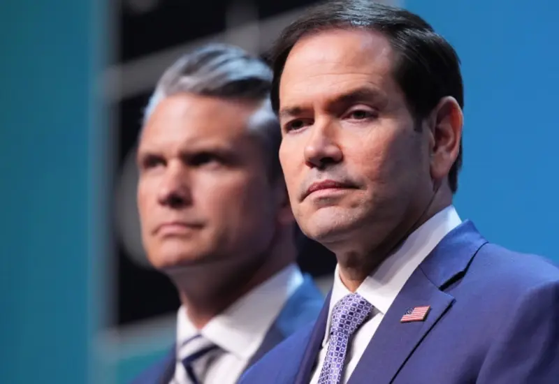 El secretario de Estado de EU, Marco Rubio (derecha), junto a Pete Hegseth, secretario de Guerra (izquierda), en un evento oficial.