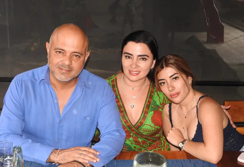 Mariel López festeja su cumpleaños sonriendo para la foto, posando al centro, rodeada por sus familiares Alberto López y Mariel Aguilar.