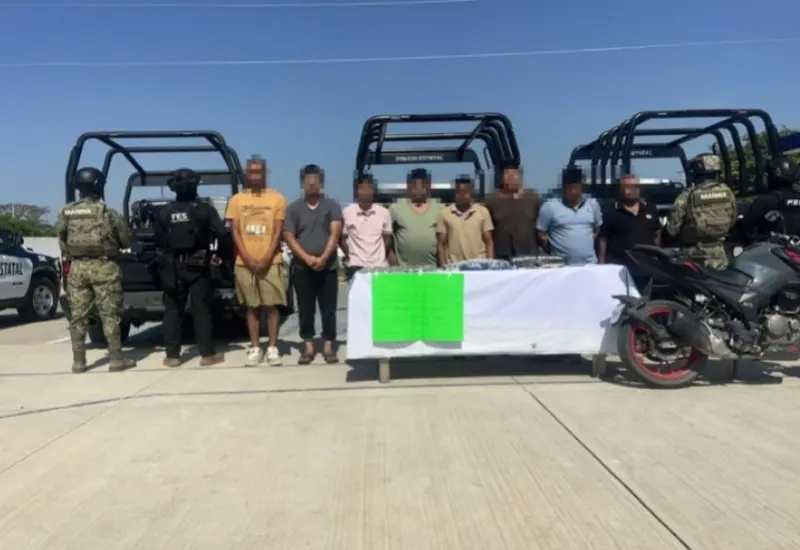 Miembros de una célula delictiva detenidos por la Marina en Juchitán de Zaragoza, junto con las armas y drogas aseguradas durante el operativo.