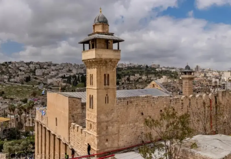 La mezquita Ibrahimi, un sitio arqueológico clave en Palestina, se encuentra en el centro de una nueva disputa internacional por su protección.