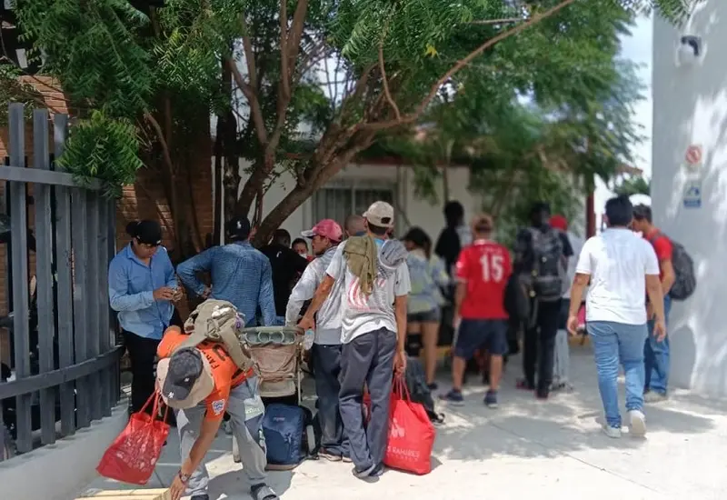 Un grupo de aproximadamente 400 migrantes, incluyendo a menores de edad y mujeres embarazadas, avanza por un camino en la región del Istmo.