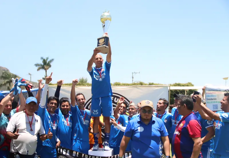 Miguel Martínez del equipo Cementerito levanta la copa de campeón, celebrando el tetracampeonato obtenido en la categoría de bronce.