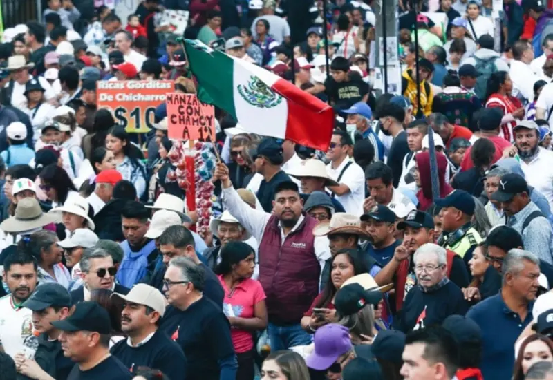 Militantes y simpatizantes de Morena reunidos durante una de las asambleas informativas organizadas en el país para combatir la desinformación electoral.