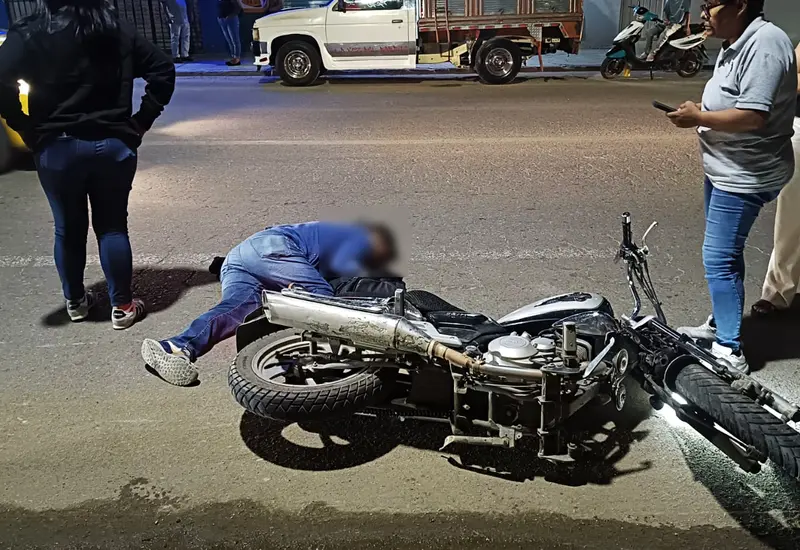 Escena del fatal accidente donde el motociclista Julio César N perdió la vida tras ser arrollado por un vehículo en la vialidad.