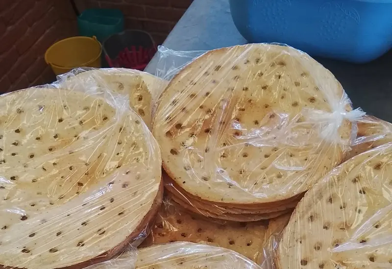 Mujeres ikoots dedicadas a la elaboración del totopo, un alimento tradicional que mantiene su sabor y origen prehispánico.