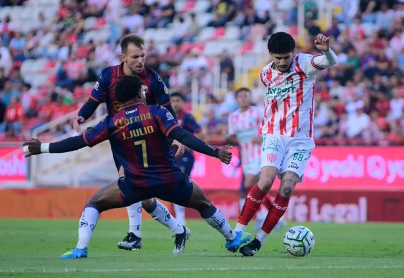 Jugadores del Necaxa en acción durante el partido de futbol contra Atlante, con el que abrieron el torneo Apertura 2026 con una victoria.