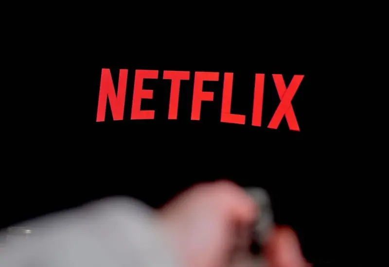 Ilustración conceptual del logo de Netflix sobre un fondo digital que representa el uso de la inteligencia artificial en sus películas y series.
