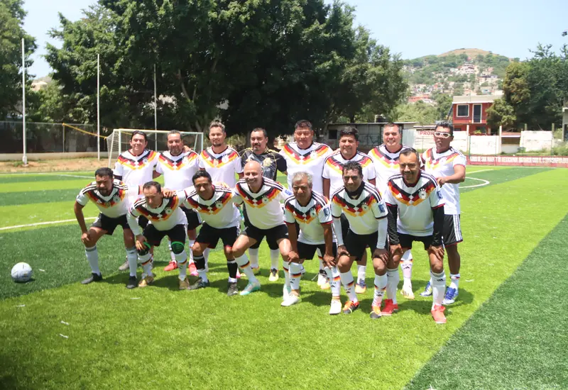 Jugadores del equipo Novasistem en el campo durante un partido de la liga Premier Nova, donde no aguantaron la presión y cedieron un punto.