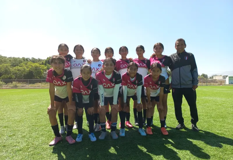El equipo representativo de futbol Oaxaca Femenil que competirá en el Torneo Nacional Amateur, posando para una foto de equipo.