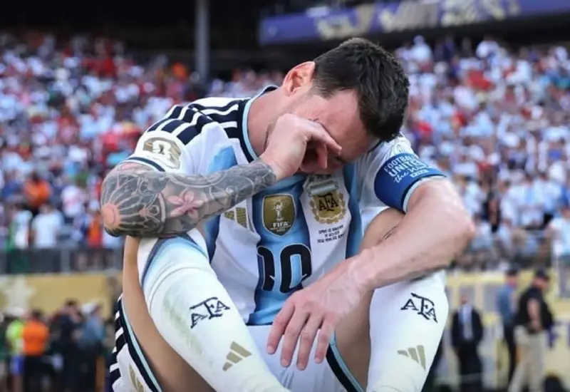 El futbolista argentino Lionel Messi en una imagen que representa el fin de su legendaria era en las Copas Mundiales de fútbol.