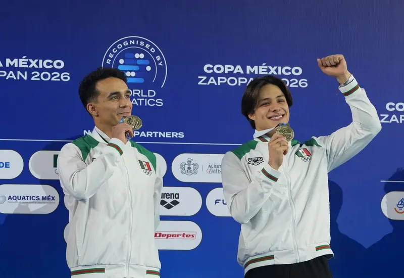 Los clavadistas mexicanos Olvera y Celaya celebran su medalla de oro tras ganar la final de la prueba de trampolín 3m sincronizados.