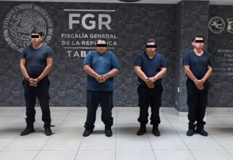 Seis elementos de la SSPC estatal detenidos en Tabasco como resultado de la Operación Enjambre, en una imagen de la FGET.