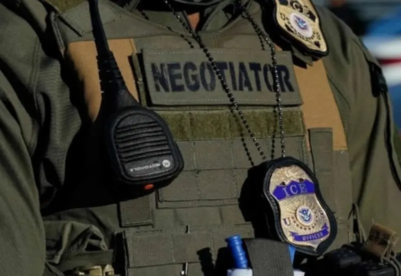 Un grupo de migrantes son detenidos por agentes de ICE durante un operativo migratorio en Estados Unidos, reflejando el aumento de arrestos.