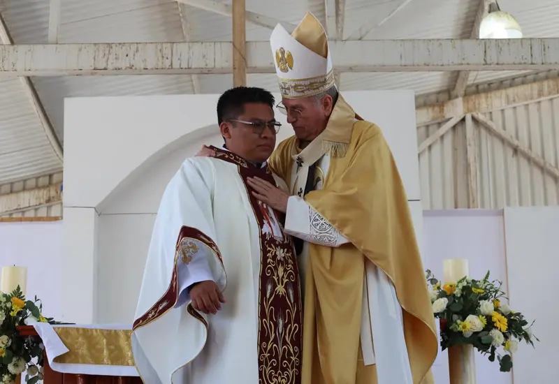 El nuevo sacerdote Juan Reyes Cruz es ordenado por el arzobispo durante la ceremonia religiosa celebrada en San José Lachiguiri, Oaxaca.