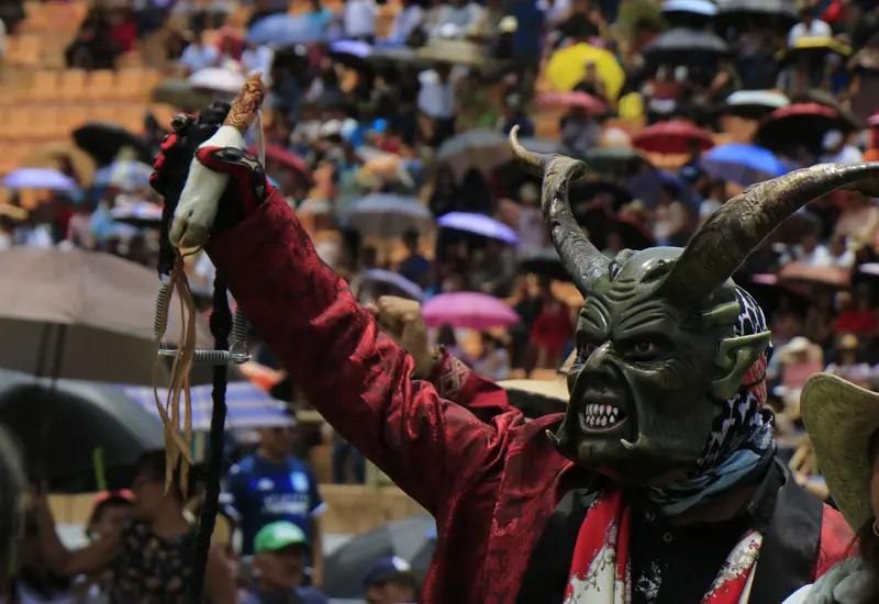 Organizaciones se manifiestan en rechazo a la mercantilización de la Guelaguetza, argumentando que desvirtúa las tradiciones de las comunidades indígenas de Oaxaca.