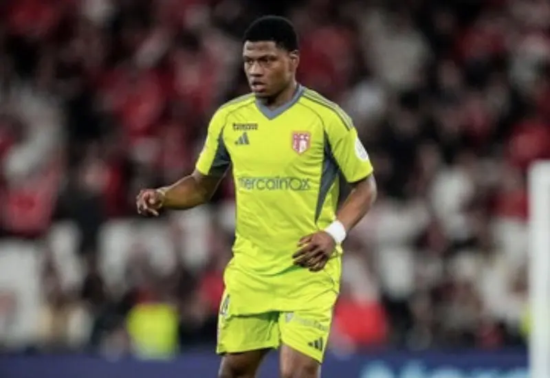 El futbolista colombiano Óscar Perea posa en su fotografía oficial como el primer refuerzo de las Águilas del América para la temporada.