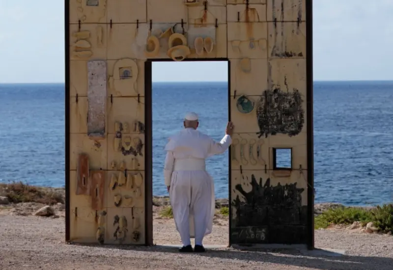 El Papa Francisco rinde un solemne homenaje a las víctimas migrantes que perdieron la vida en el mar Mediterráneo desde Lampedusa.