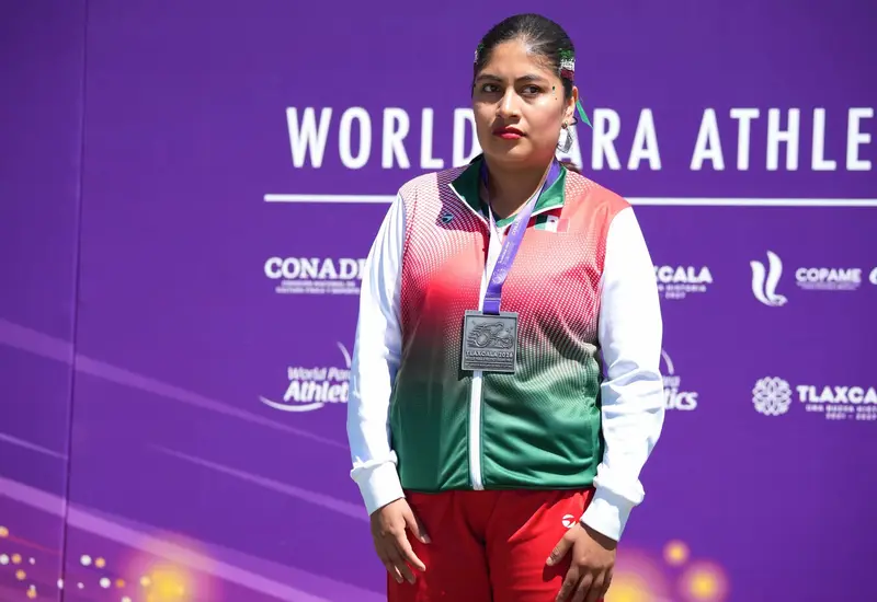 La para atleta Skarlet Hernández Antonio es fotografiada durante la ceremonia de premiación del Grand Prix 2026, donde tuvo una destacada participación.