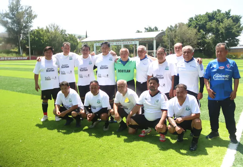 Escena de la intensa actividad de futbol en Ocotlán, donde el equipo local busca con confianza el triunfo durante el partido del sábado.