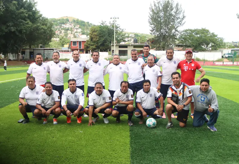Jugadores de los equipos Jaibas Bravas y Tecnológico en acción durante el partido de la jornada en la Liga Premier Dominical.